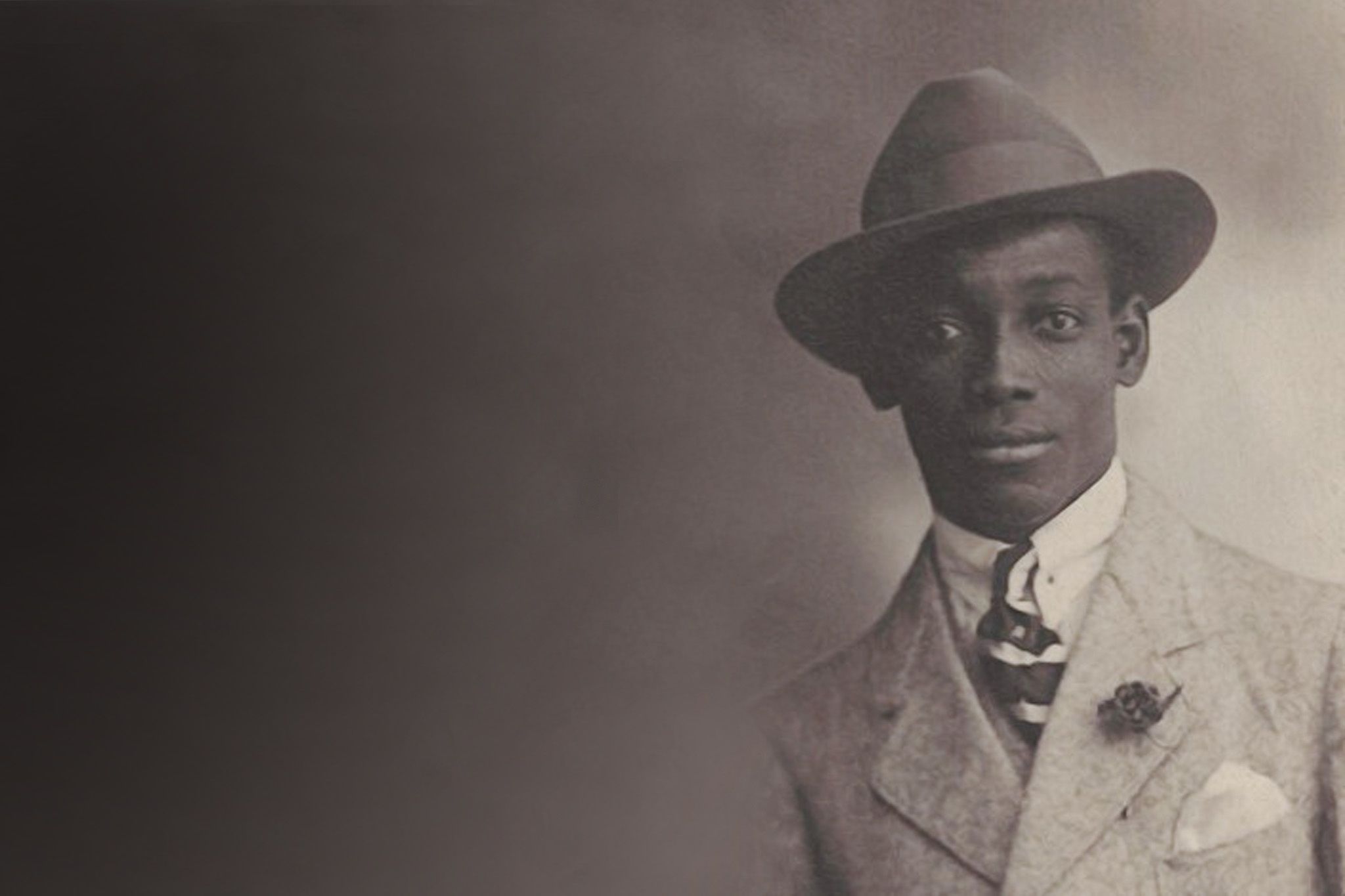 Black and white portrait of Aton de Kom